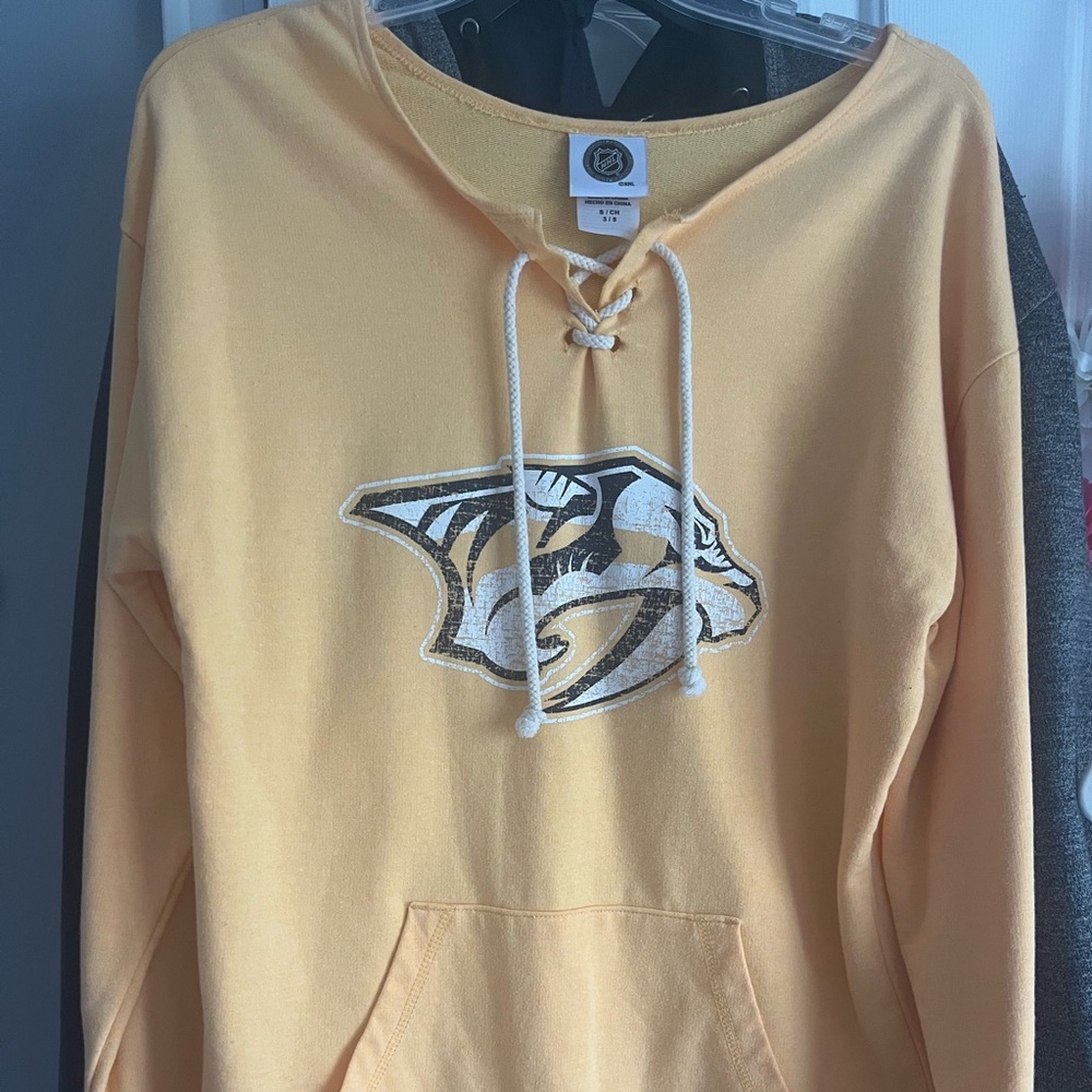 Women’s Nashville Predators sweatshirt
